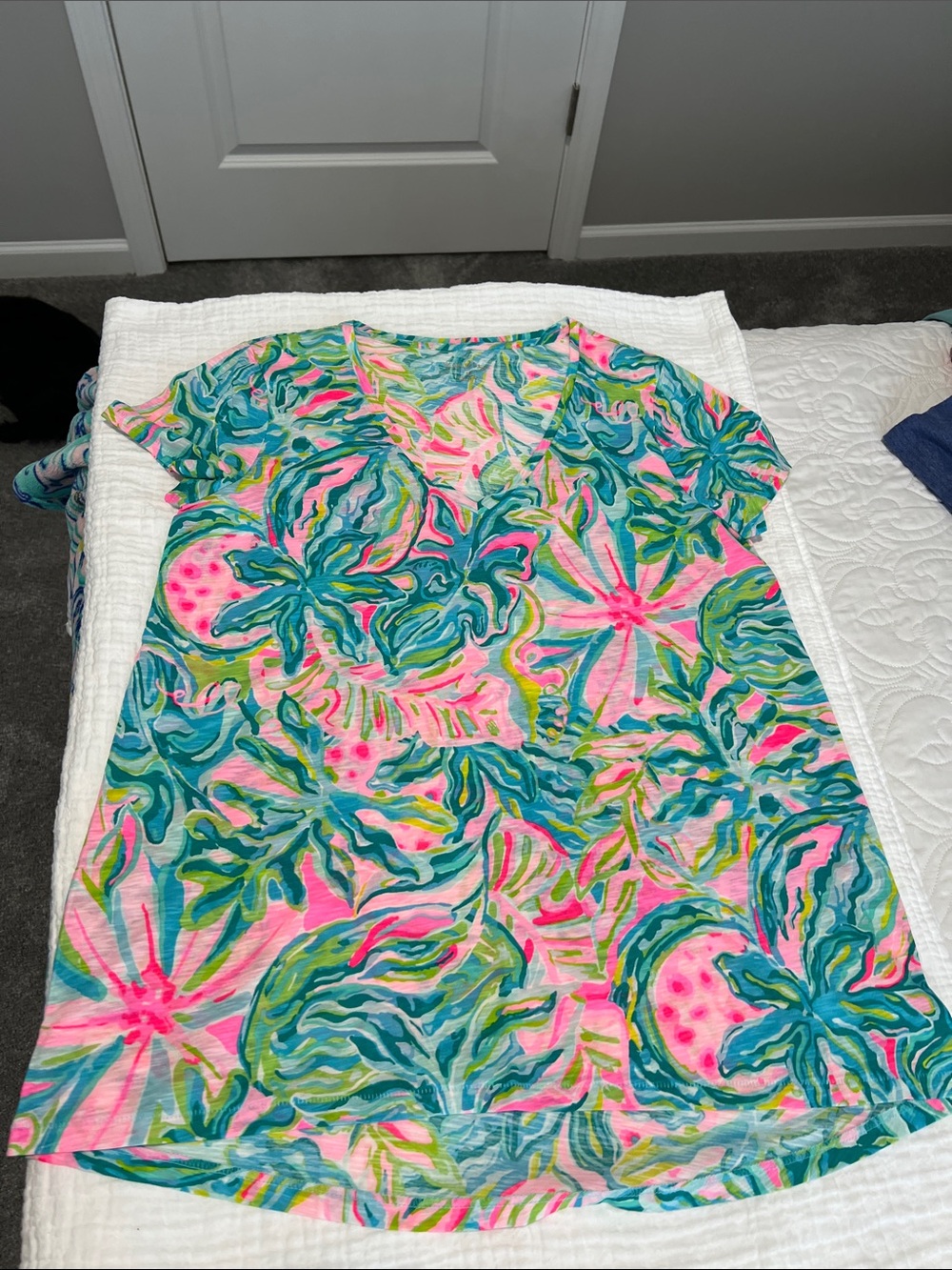 Lilly Pulitzer v-neck Tee Medium